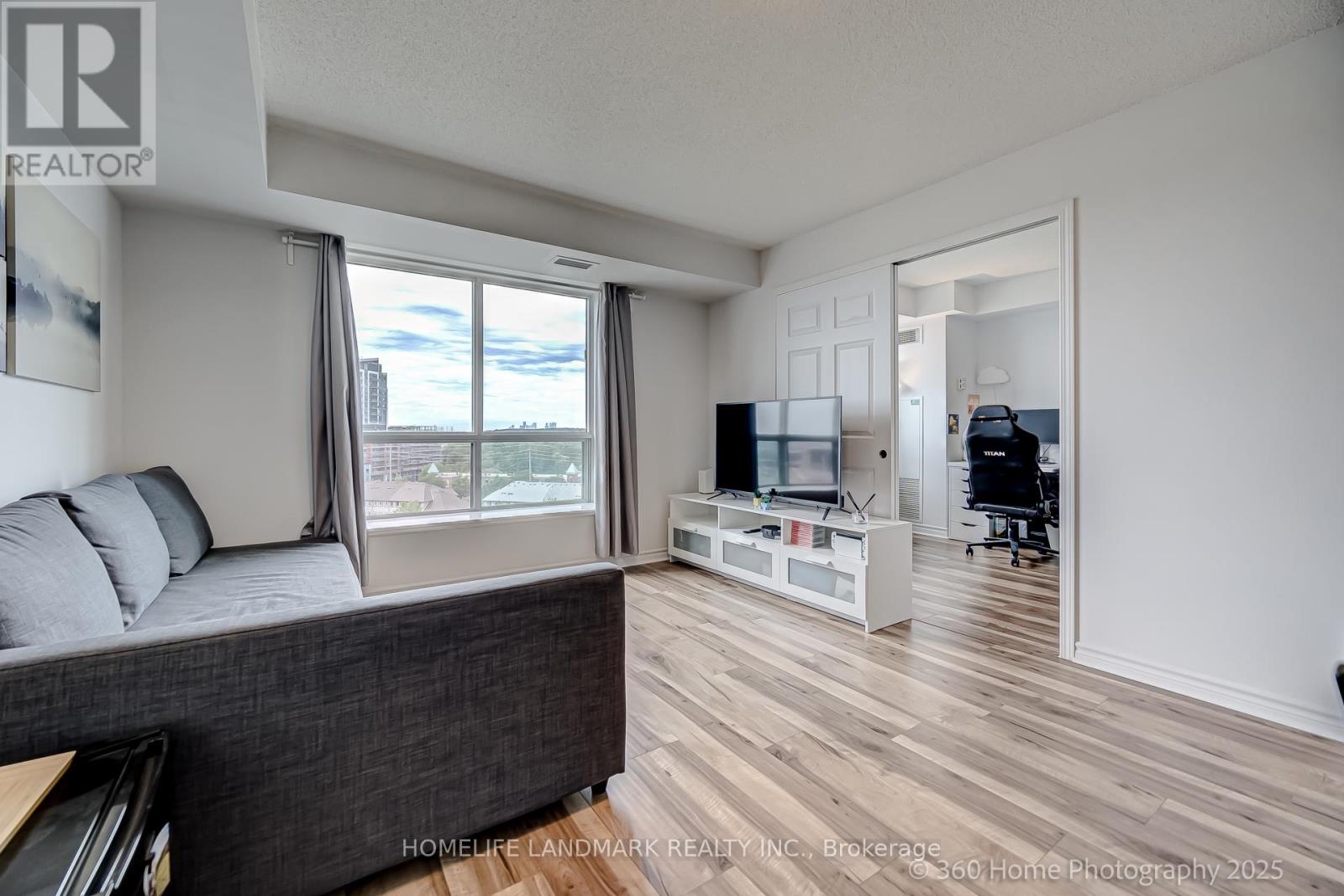 Photo 14 of 817 51 Baffin Court, Richmond Hill ON