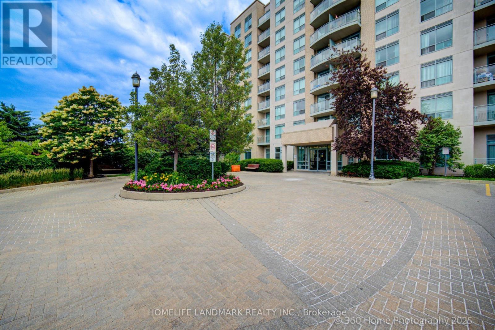 Photo 3 of 817 51 Baffin Court, Richmond Hill ON