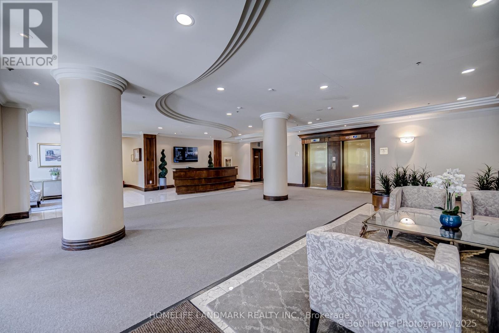 Photo 4 of 817 51 Baffin Court, Richmond Hill ON