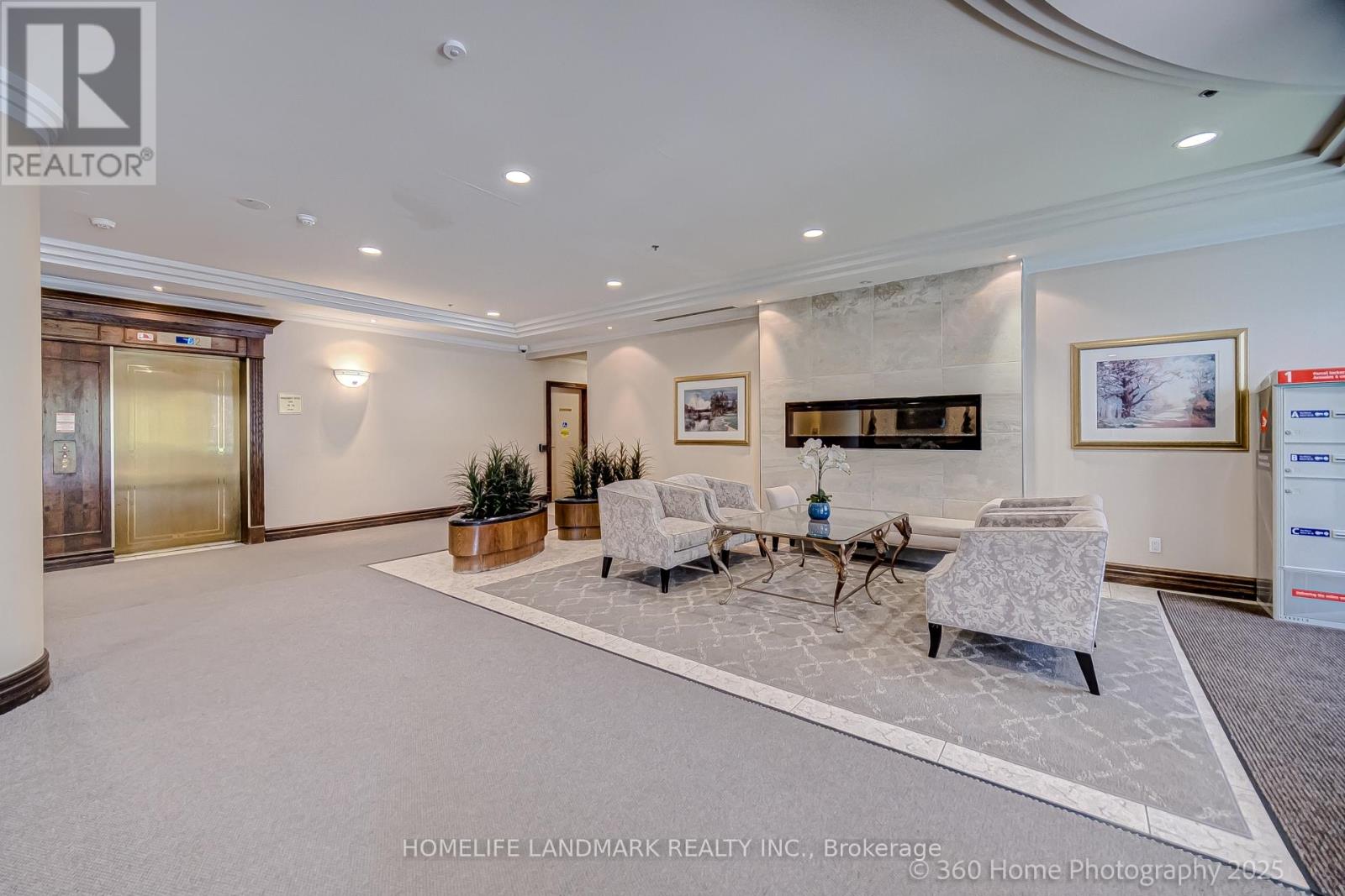 Photo 5 of 817 51 Baffin Court, Richmond Hill ON