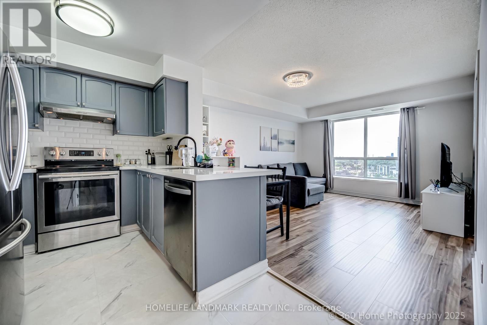 Photo 6 of 817 51 Baffin Court, Richmond Hill ON