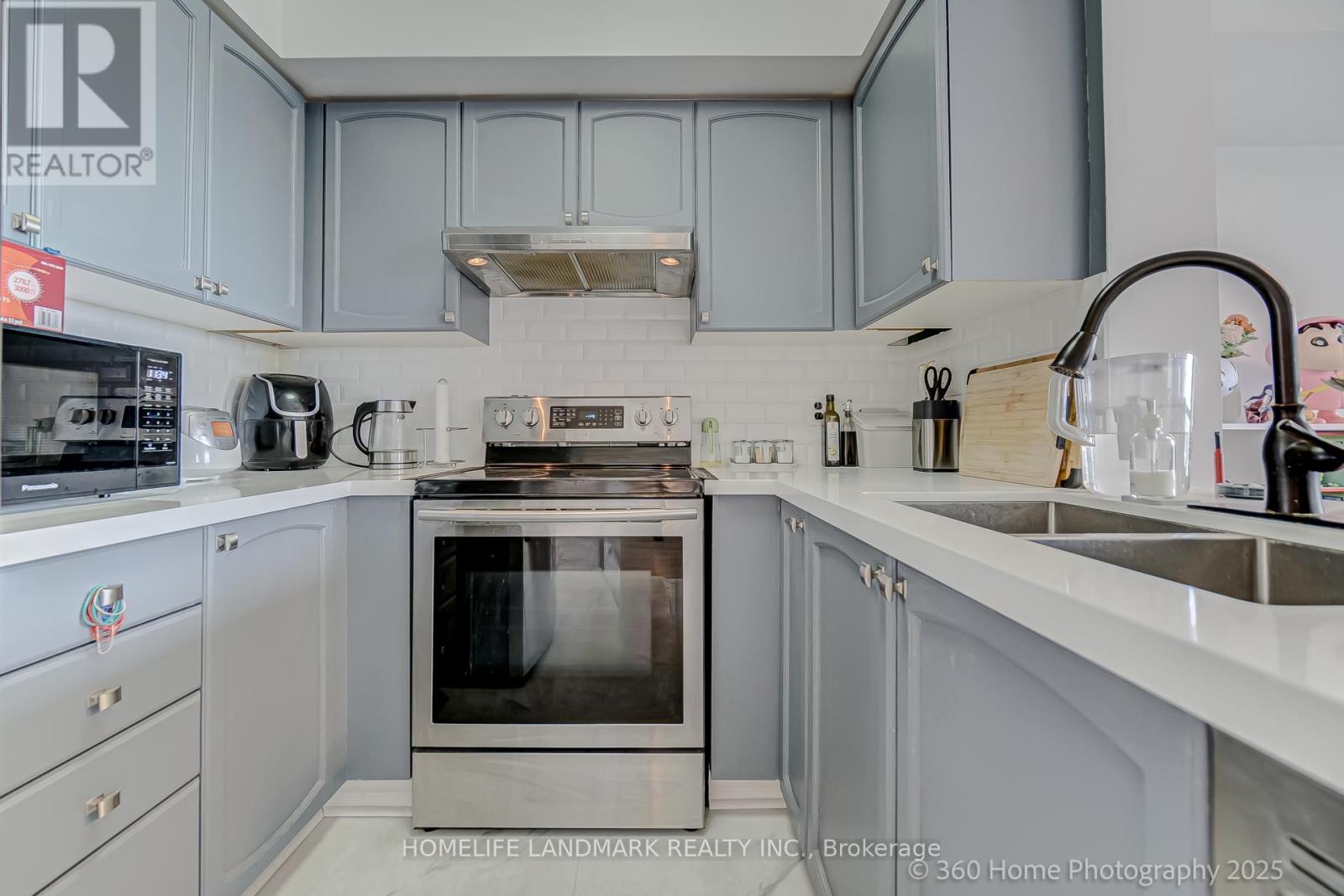 Photo 7 of 817 51 Baffin Court, Richmond Hill ON