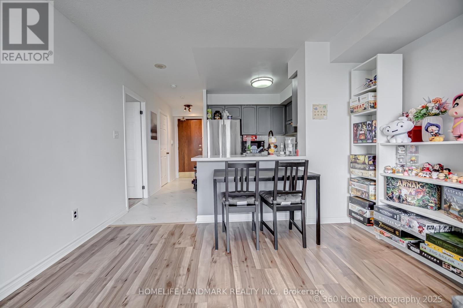 Photo 9 of 817 51 Baffin Court, Richmond Hill ON
