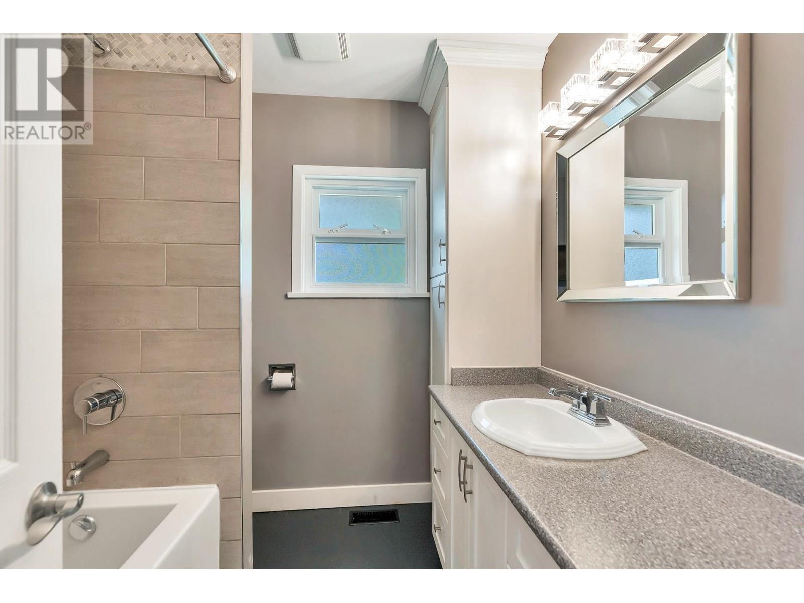 5041 6 Avenue, Delta