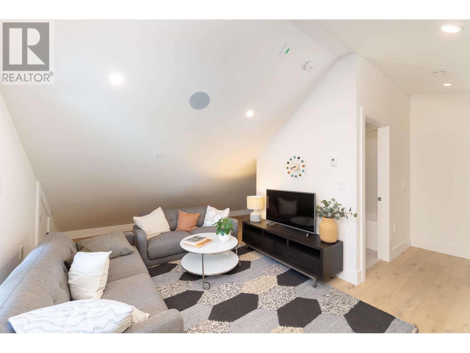 Photo 8 of 3075 Courtenay Street, Vancouver BC