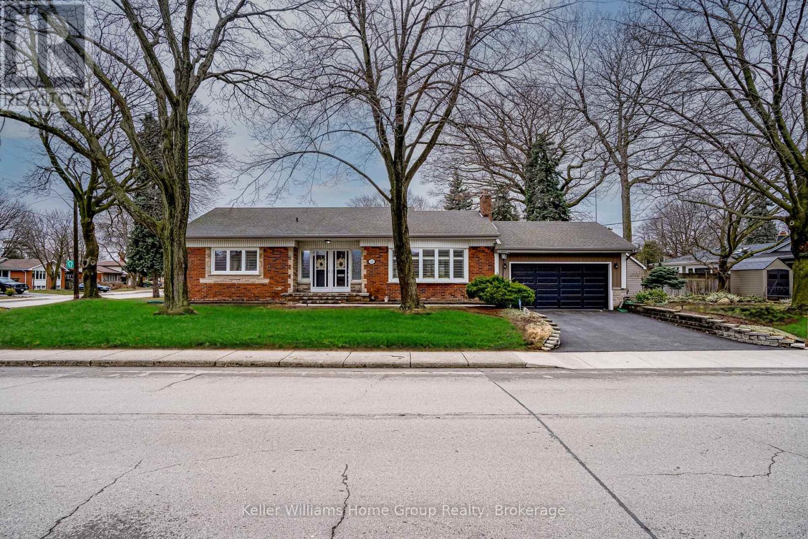 Single Family House Bungalow for Sale in  EDGEWOOD AVENUE Hamilton (Sherwood) 
