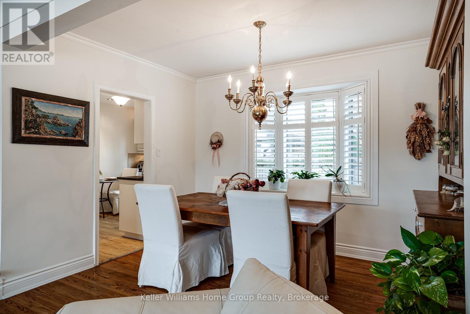 Single Family House Bungalow for Sale in  EDGEWOOD AVENUE Hamilton (Sherwood) 