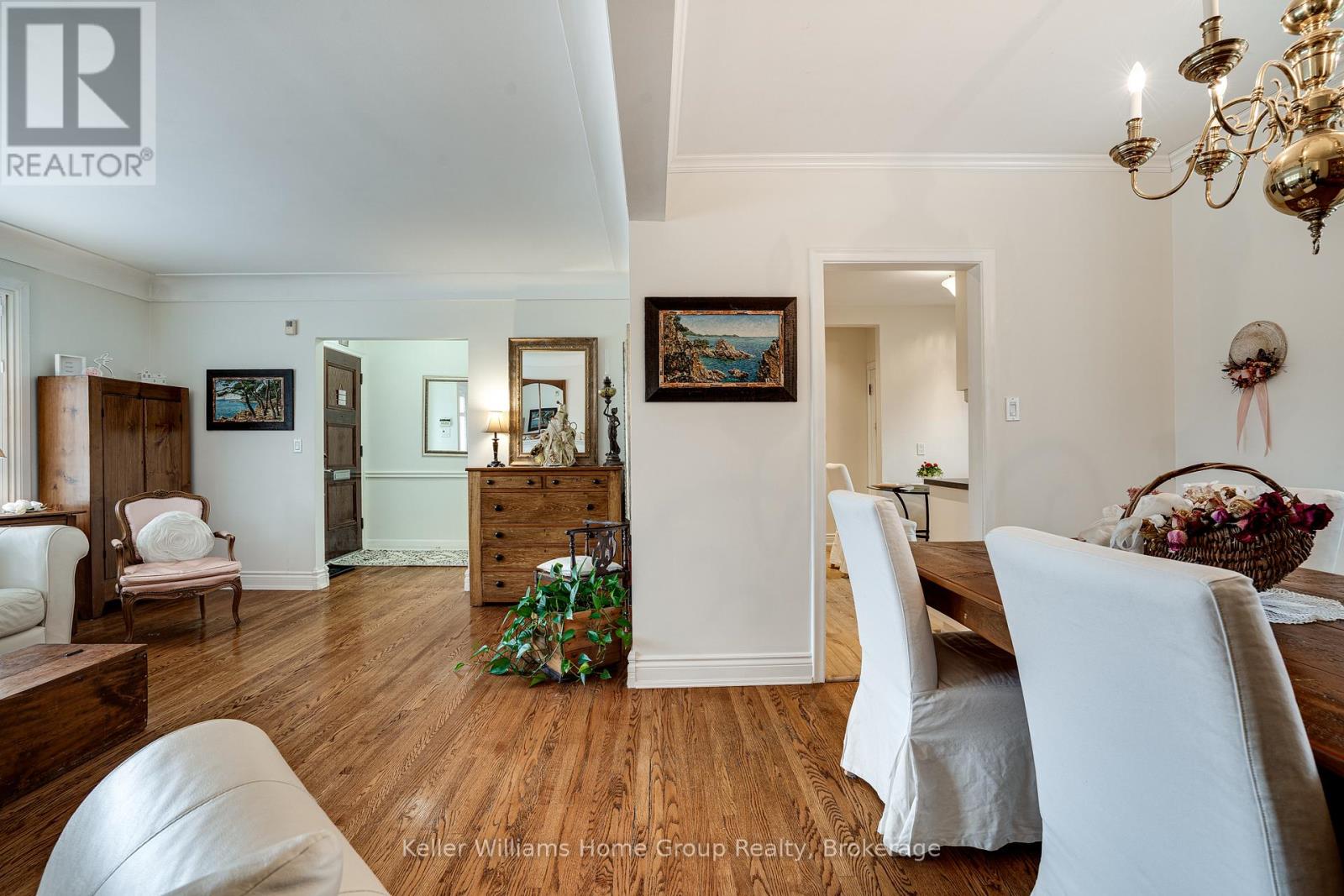 Single Family House Bungalow for Sale in  EDGEWOOD AVENUE Hamilton (Sherwood) 