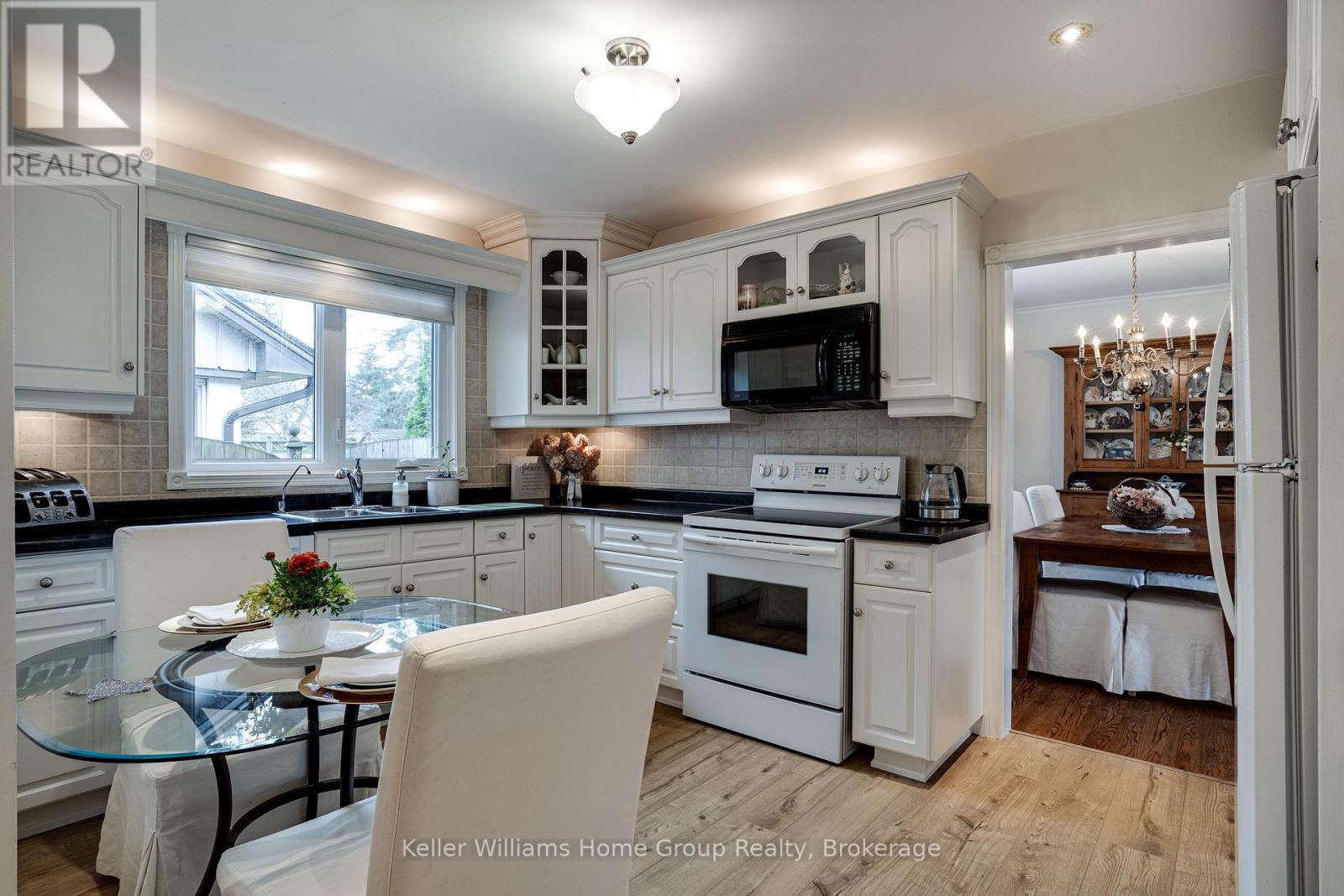 Single Family House Bungalow for Sale in  EDGEWOOD AVENUE Hamilton (Sherwood) 