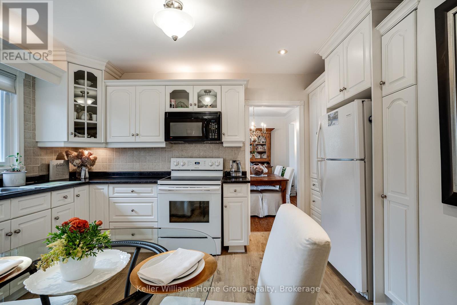 Single Family House Bungalow for Sale in  EDGEWOOD AVENUE Hamilton (Sherwood) 