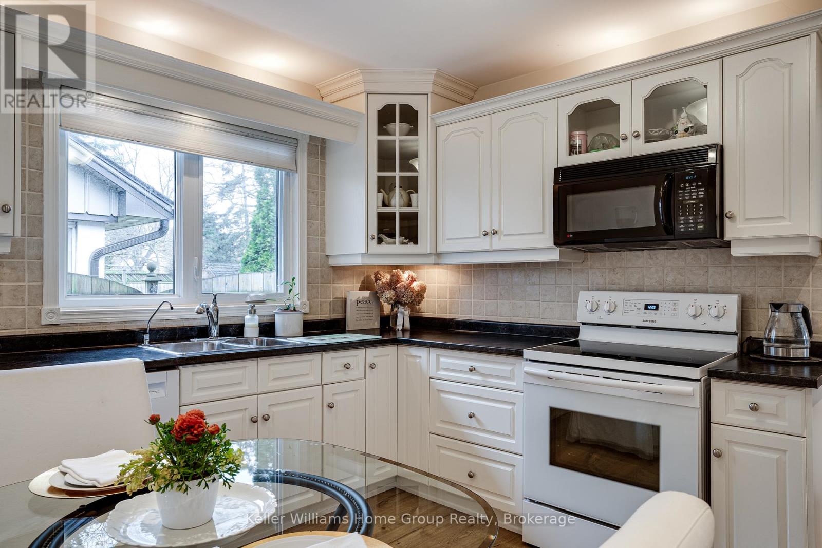 Single Family House Bungalow for Sale in  EDGEWOOD AVENUE Hamilton (Sherwood) 