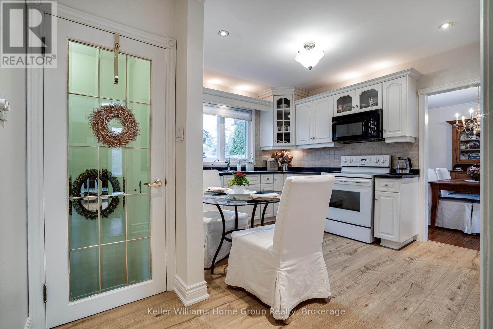 Single Family House Bungalow for Sale in  EDGEWOOD AVENUE Hamilton (Sherwood) 