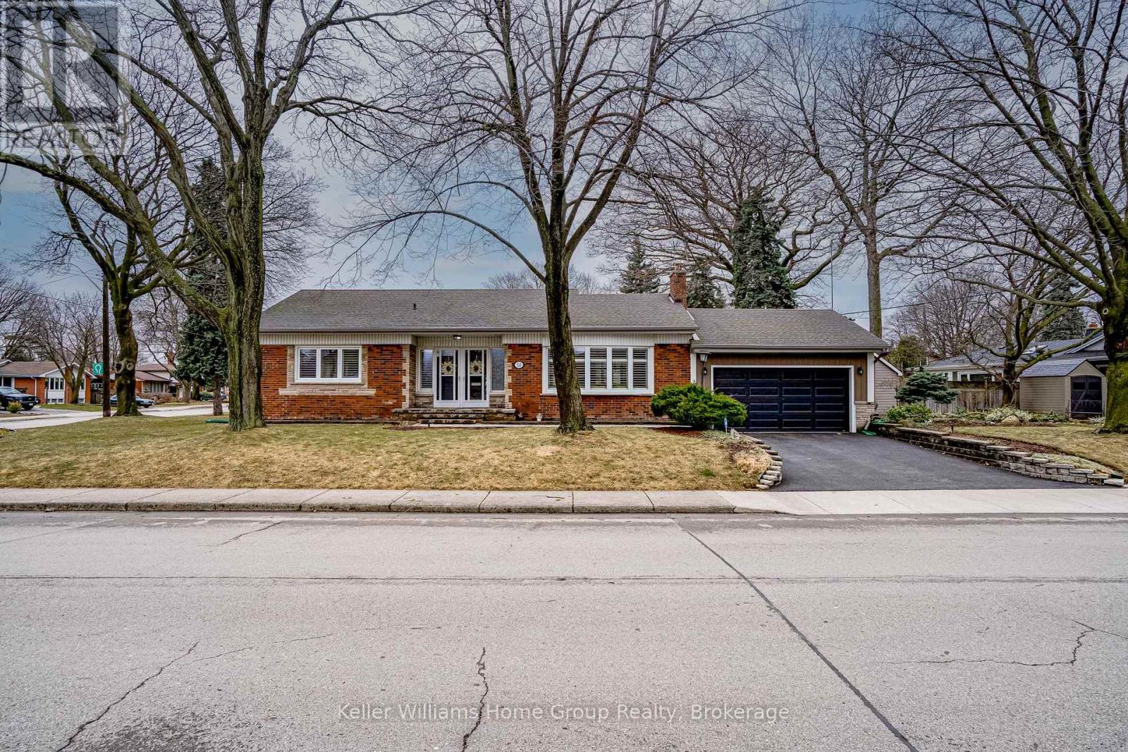 Single Family House Bungalow for Sale in  EDGEWOOD AVENUE Hamilton (Sherwood) 