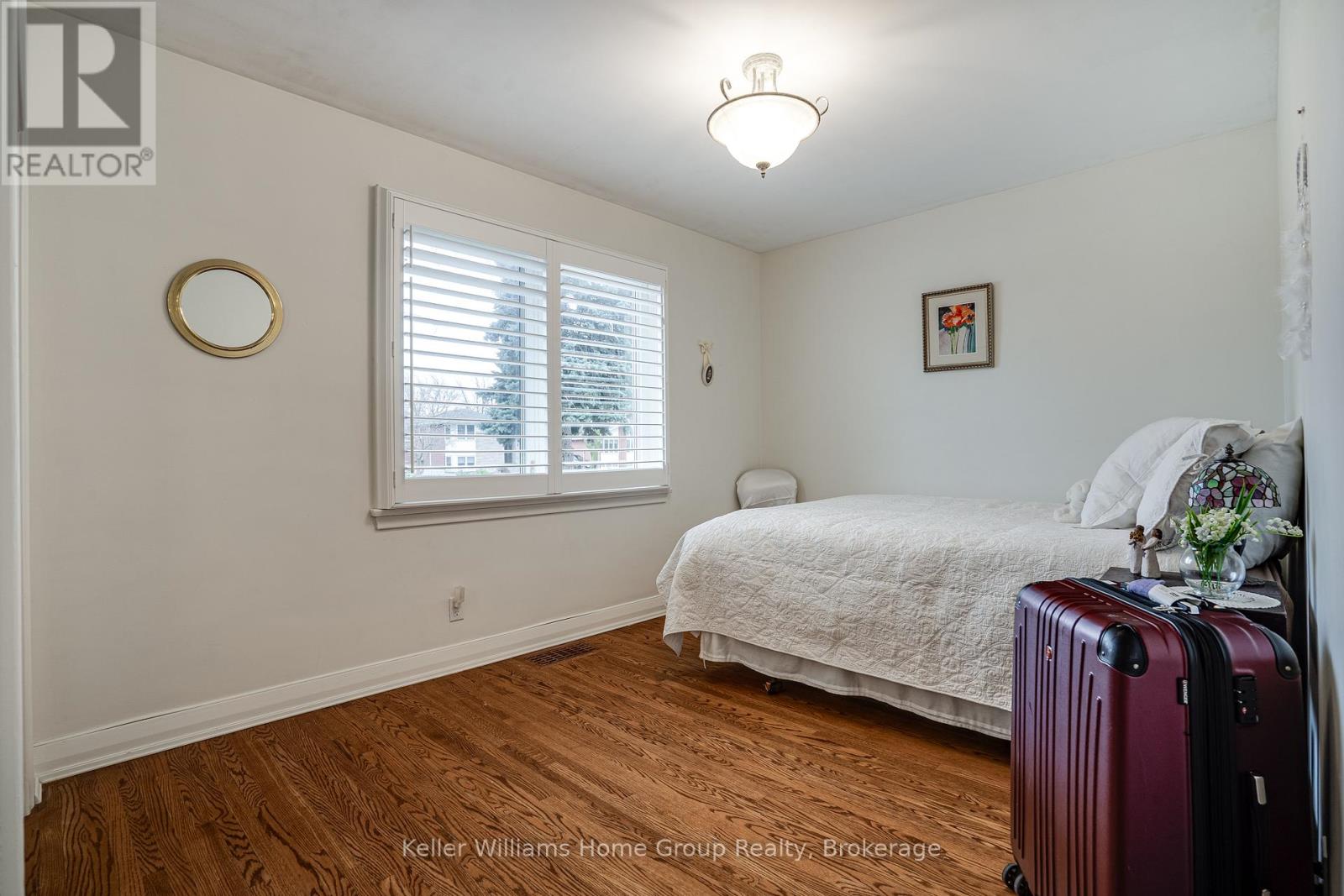 Single Family House Bungalow for Sale in  EDGEWOOD AVENUE Hamilton (Sherwood) 
