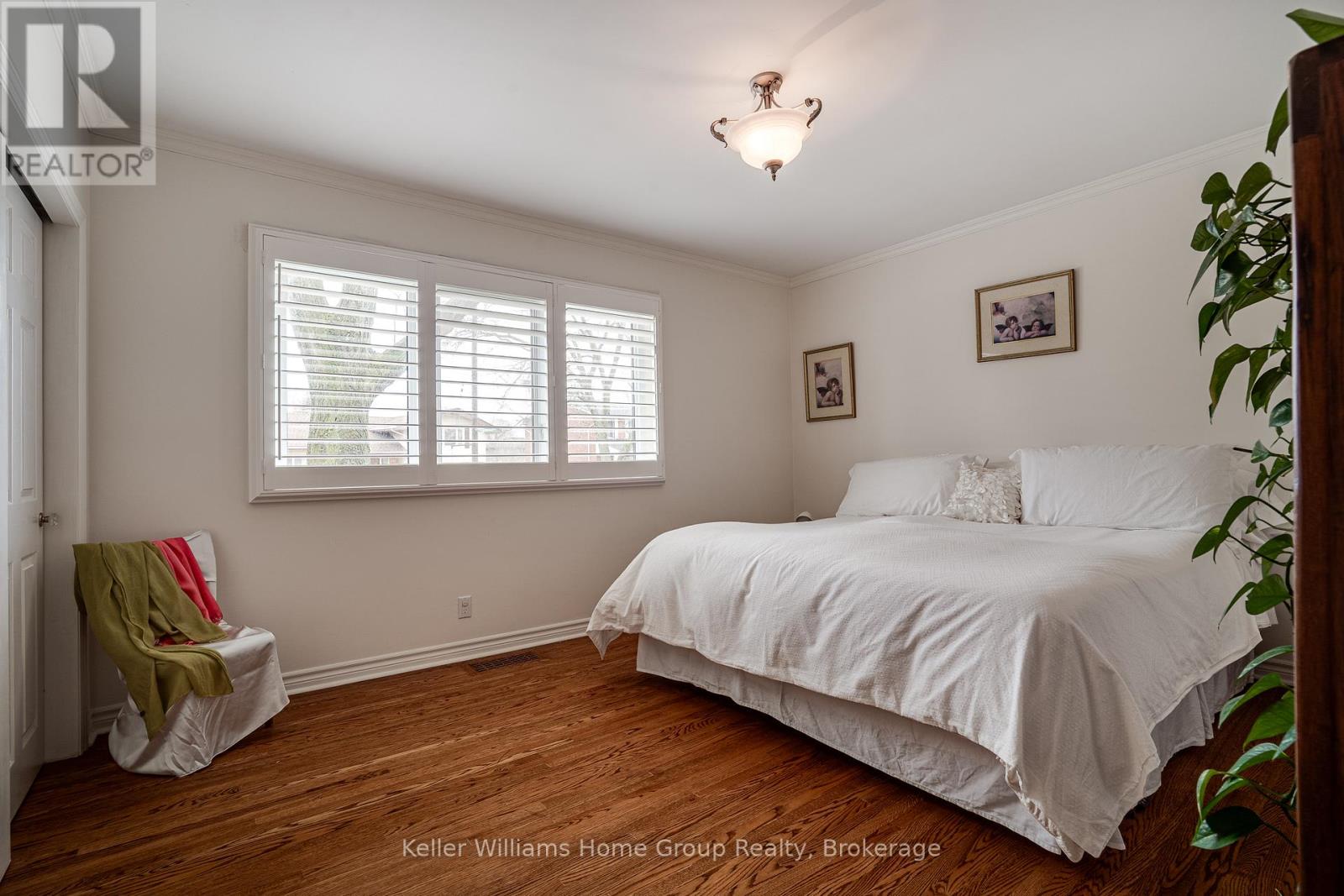 Single Family House Bungalow for Sale in  EDGEWOOD AVENUE Hamilton (Sherwood) 