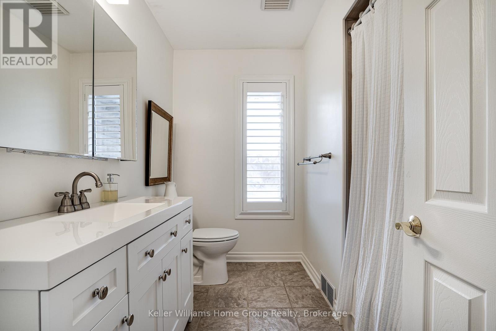 Single Family House Bungalow for Sale in  EDGEWOOD AVENUE Hamilton (Sherwood) 