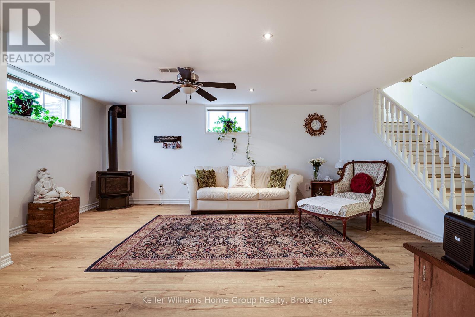 Single Family House Bungalow for Sale in  EDGEWOOD AVENUE Hamilton (Sherwood) 