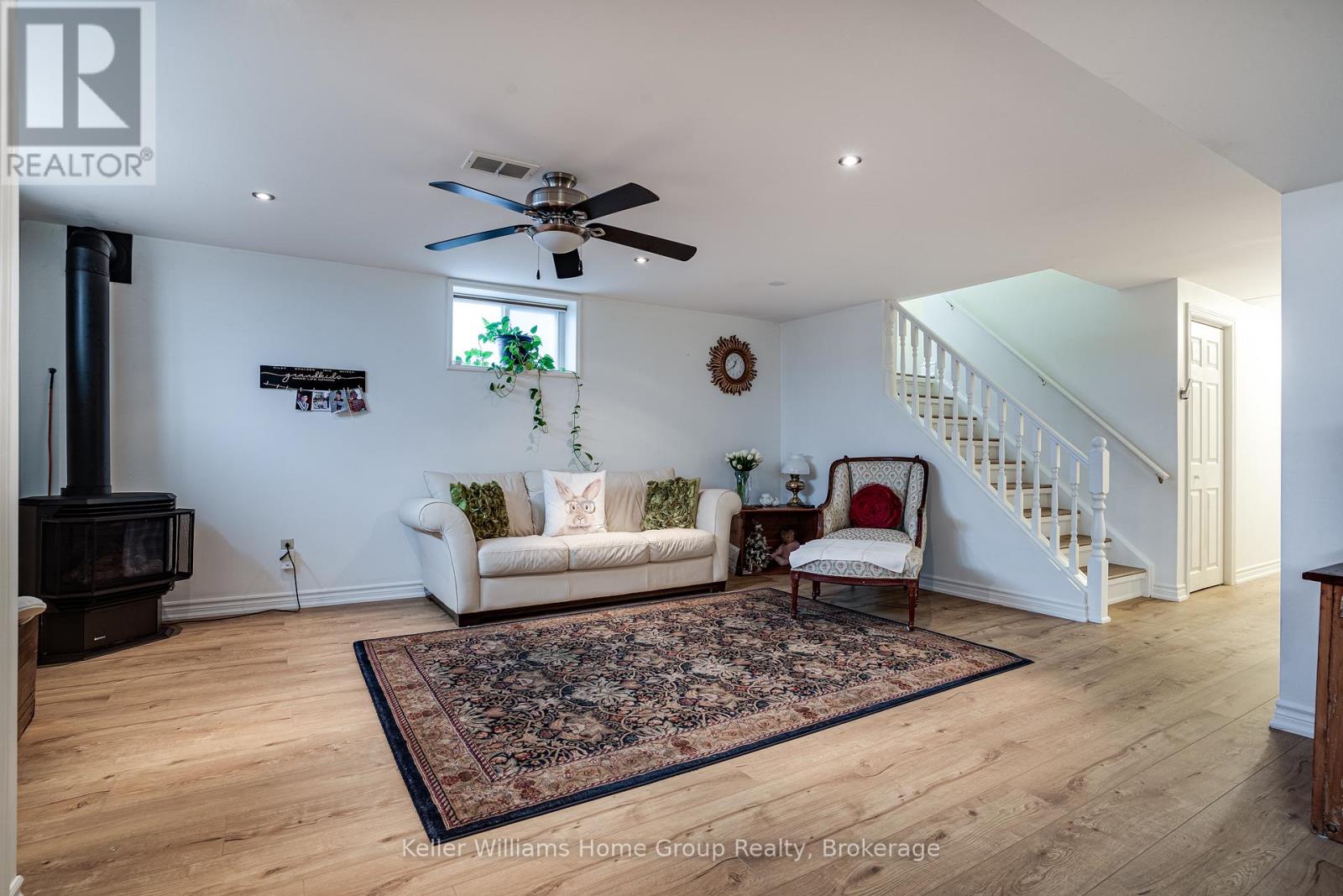 Single Family House Bungalow for Sale in  EDGEWOOD AVENUE Hamilton (Sherwood) 