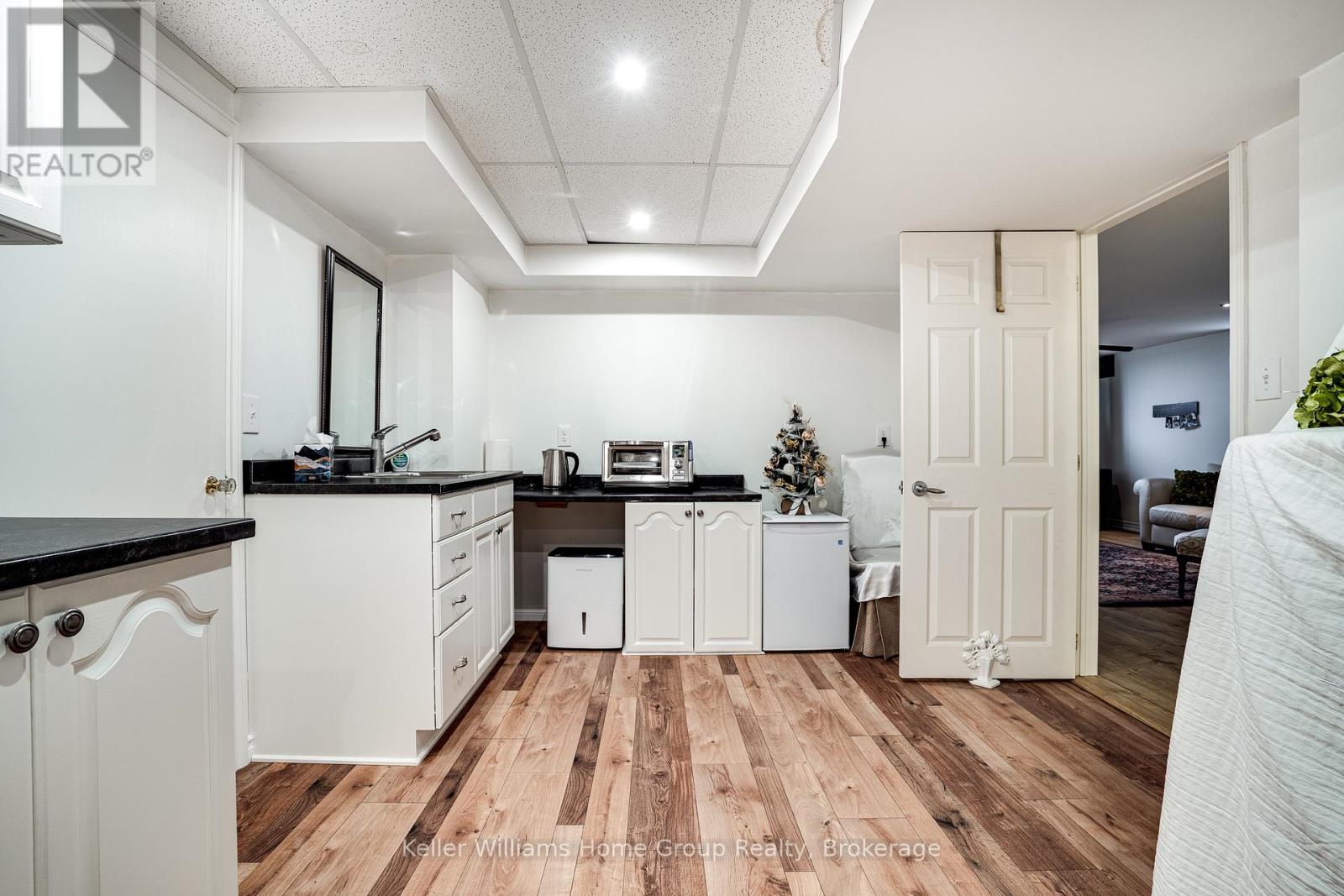 Single Family House Bungalow for Sale in  EDGEWOOD AVENUE Hamilton (Sherwood) 