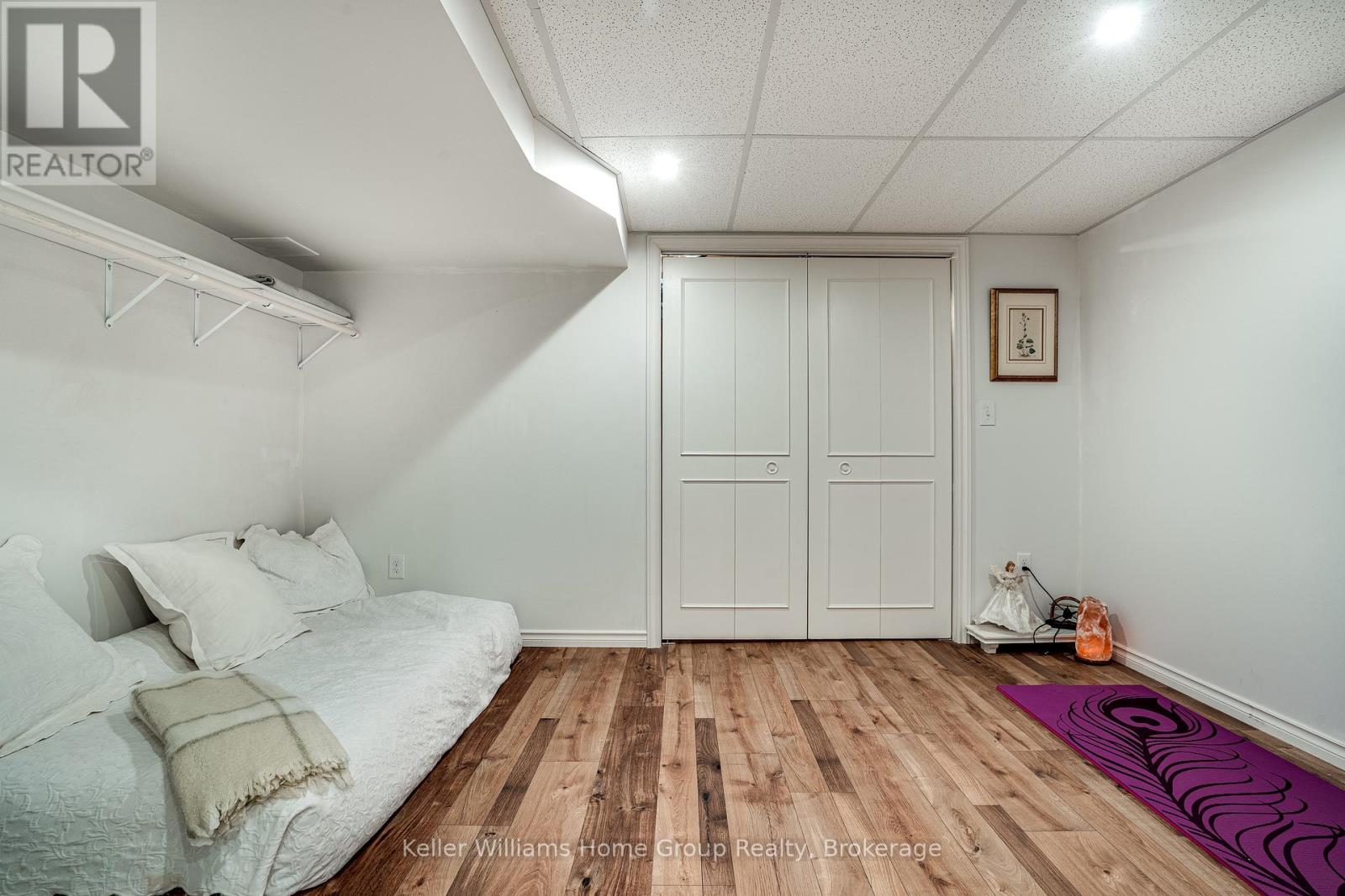 Single Family House Bungalow for Sale in  EDGEWOOD AVENUE Hamilton (Sherwood) 