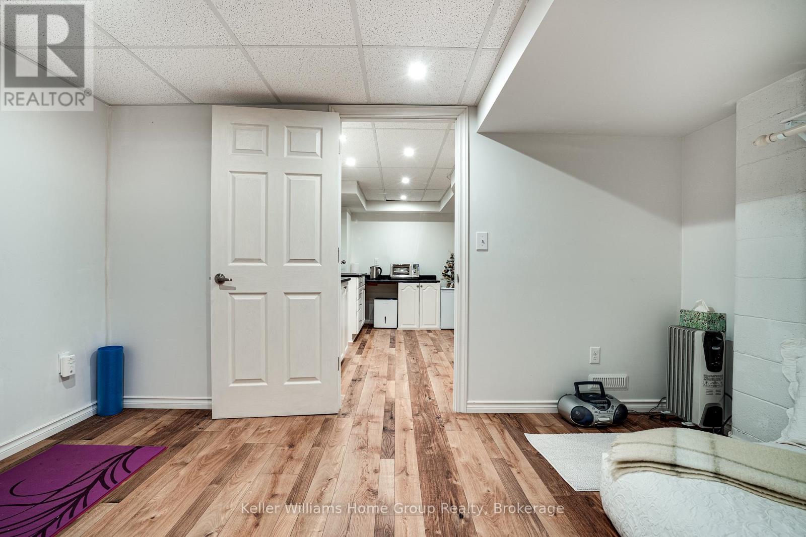 Single Family House Bungalow for Sale in  EDGEWOOD AVENUE Hamilton (Sherwood) 