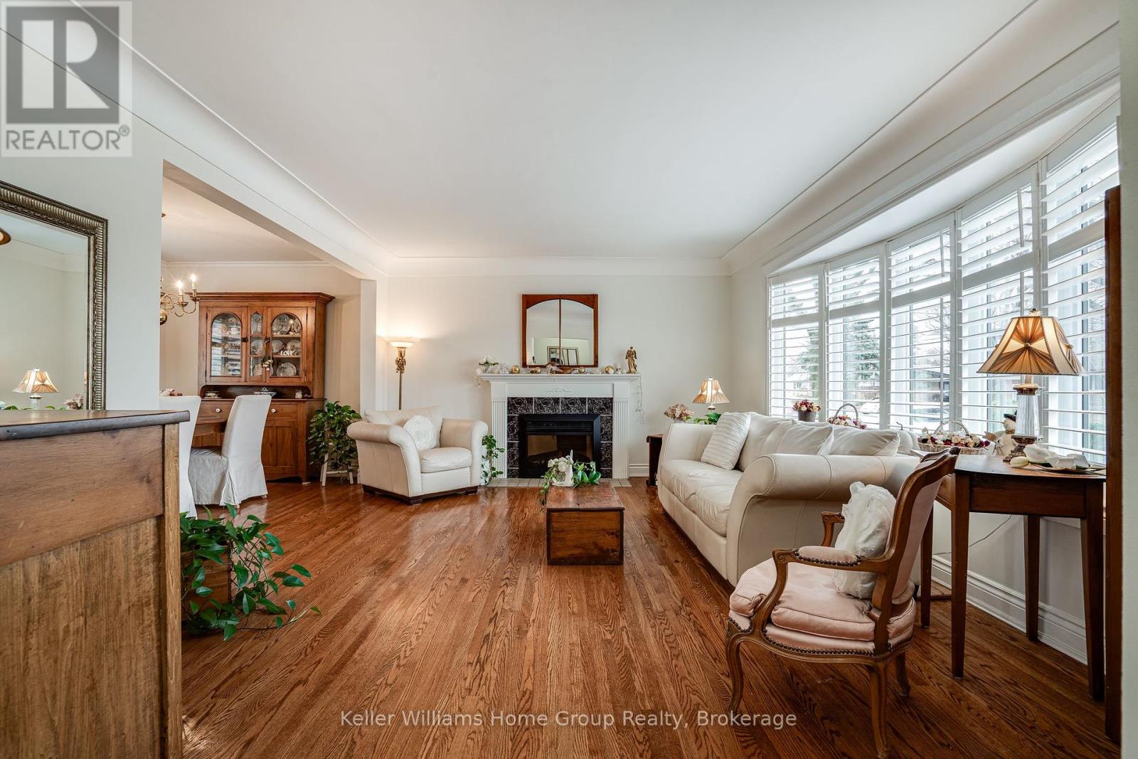 Single Family House Bungalow for Sale in  EDGEWOOD AVENUE Hamilton (Sherwood) 