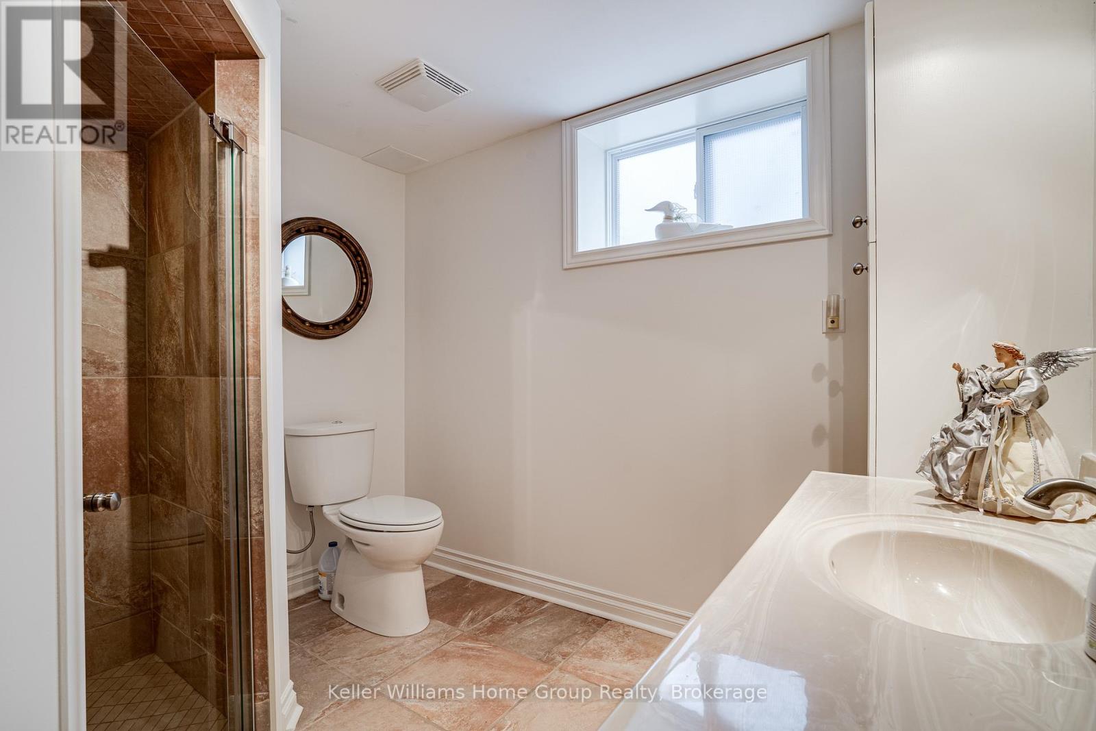 Single Family House Bungalow for Sale in  EDGEWOOD AVENUE Hamilton (Sherwood) 