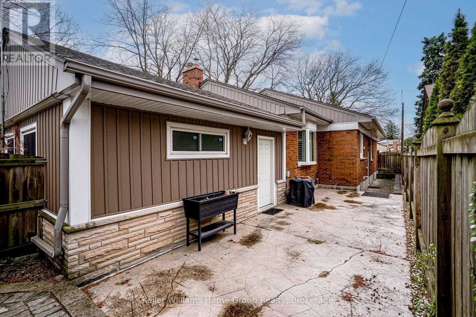 Single Family House Bungalow for Sale in  EDGEWOOD AVENUE Hamilton (Sherwood) 