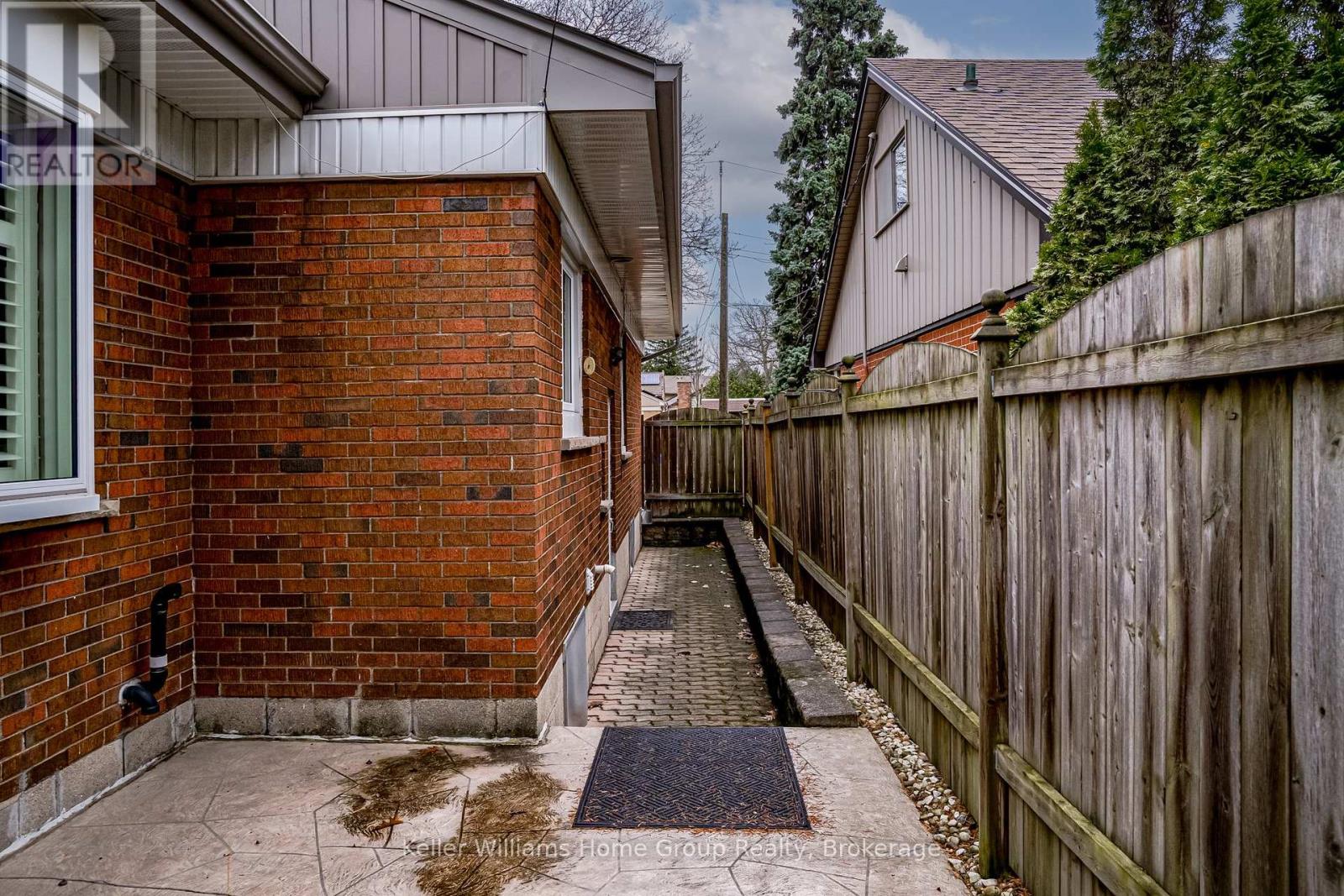 Single Family House Bungalow for Sale in  EDGEWOOD AVENUE Hamilton (Sherwood) 