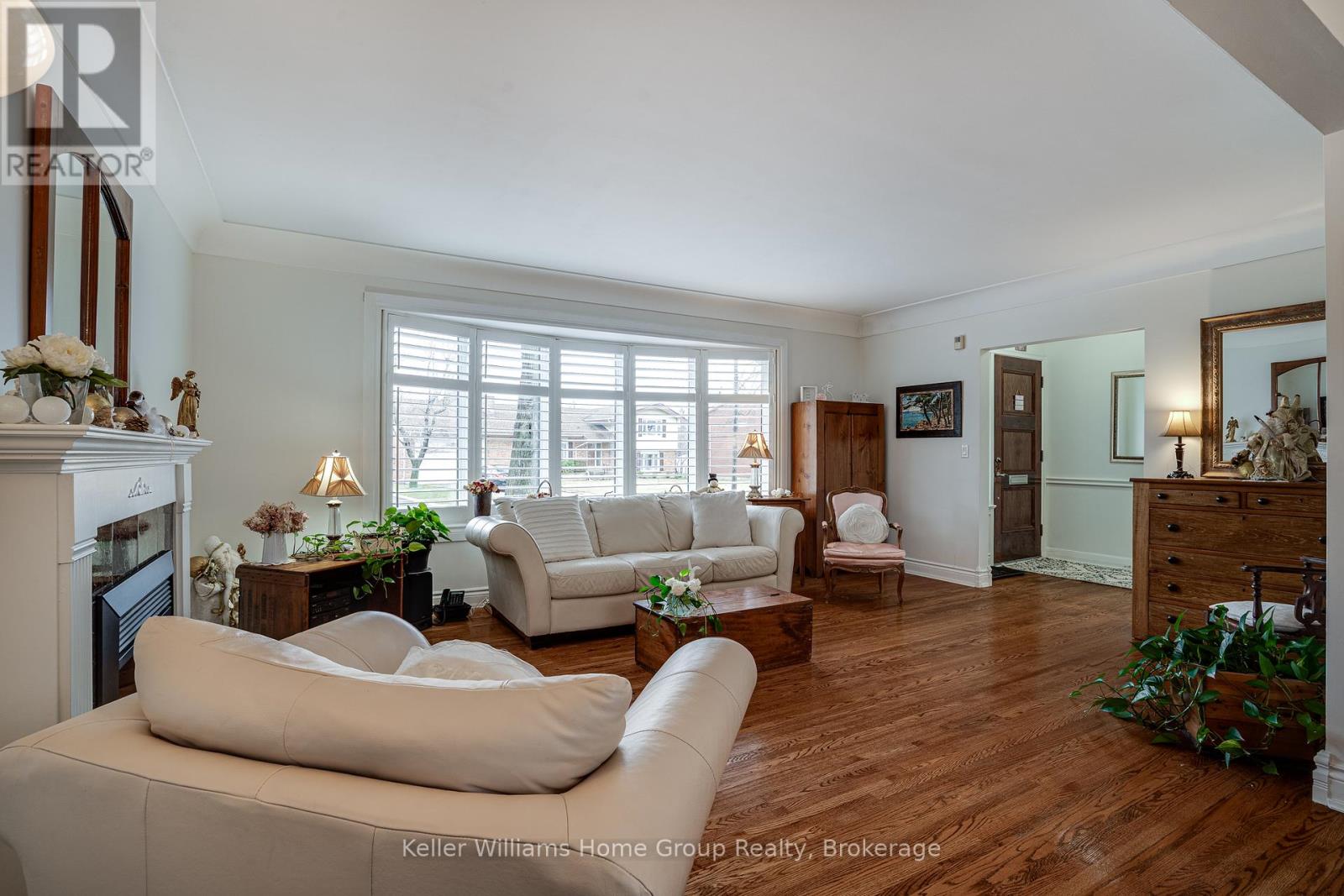 Single Family House Bungalow for Sale in  EDGEWOOD AVENUE Hamilton (Sherwood) 