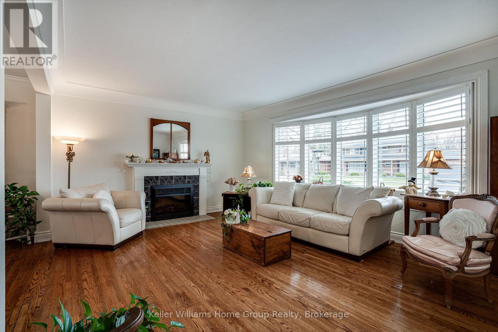 Single Family House Bungalow for Sale in  EDGEWOOD AVENUE Hamilton (Sherwood) 