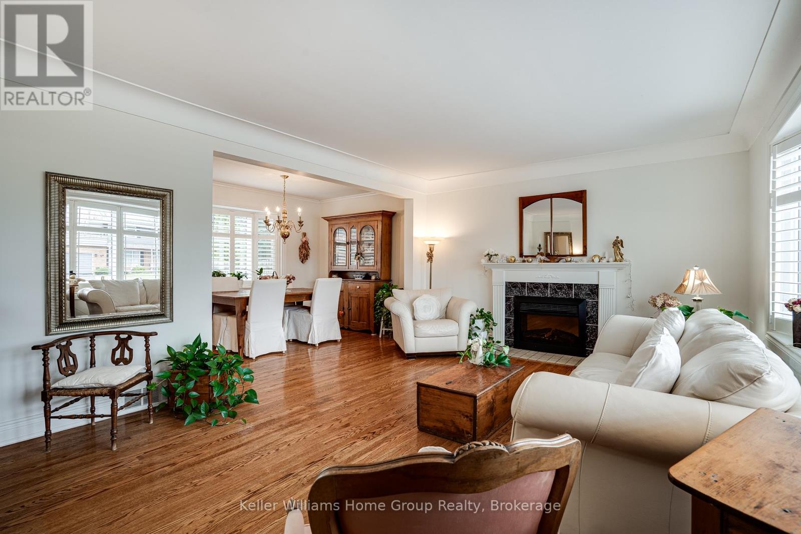 Single Family House Bungalow for Sale in  EDGEWOOD AVENUE Hamilton (Sherwood) 