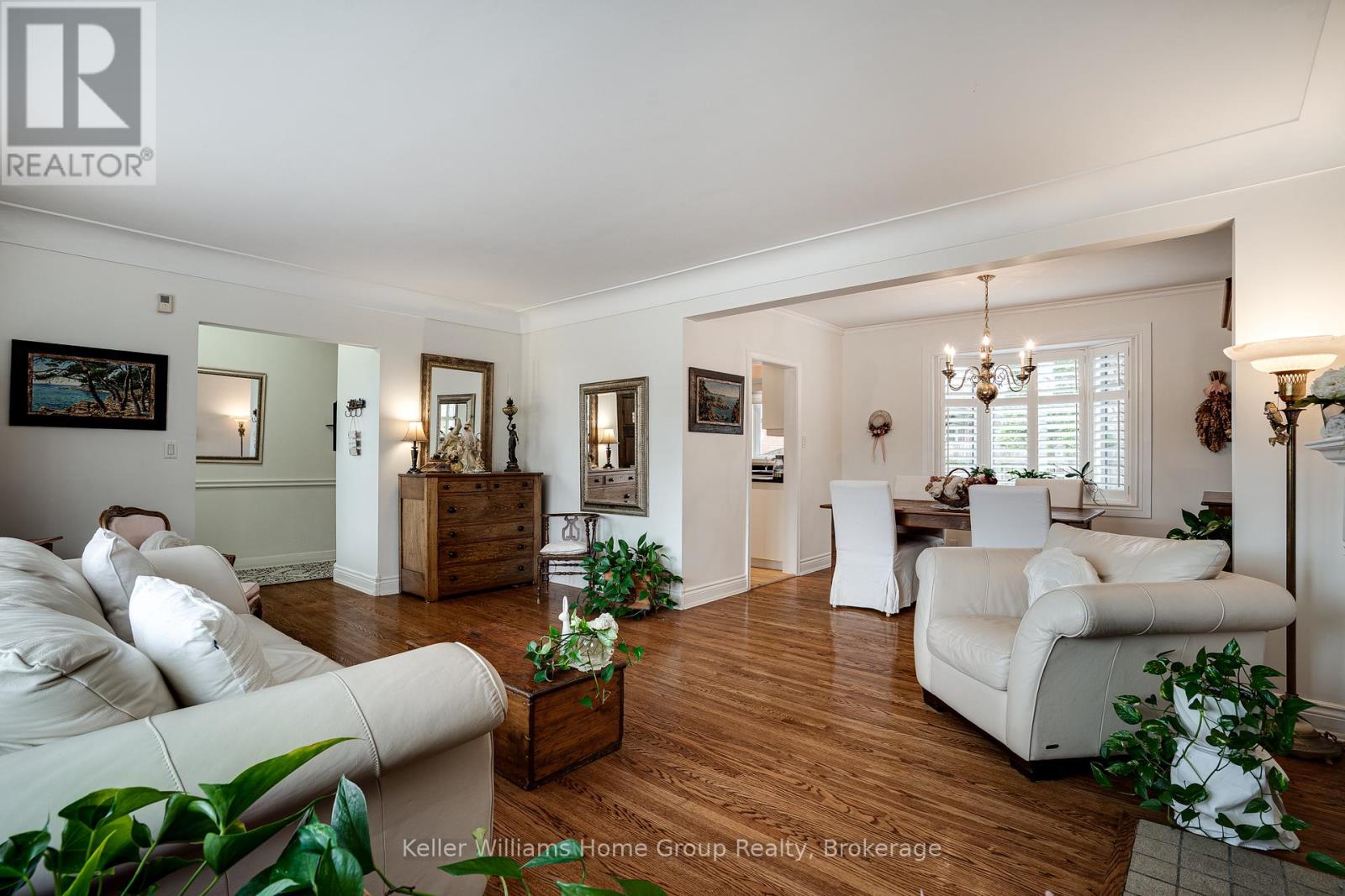 Single Family House Bungalow for Sale in  EDGEWOOD AVENUE Hamilton (Sherwood) 