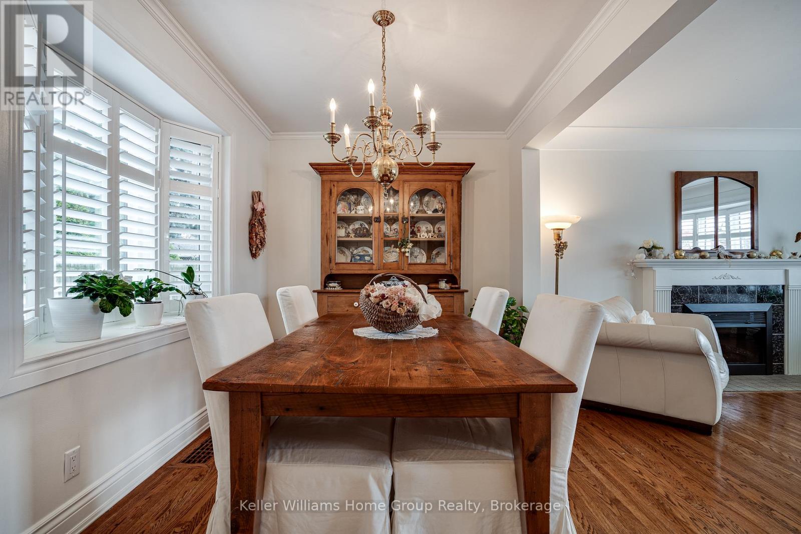 Single Family House Bungalow for Sale in  EDGEWOOD AVENUE Hamilton (Sherwood) 