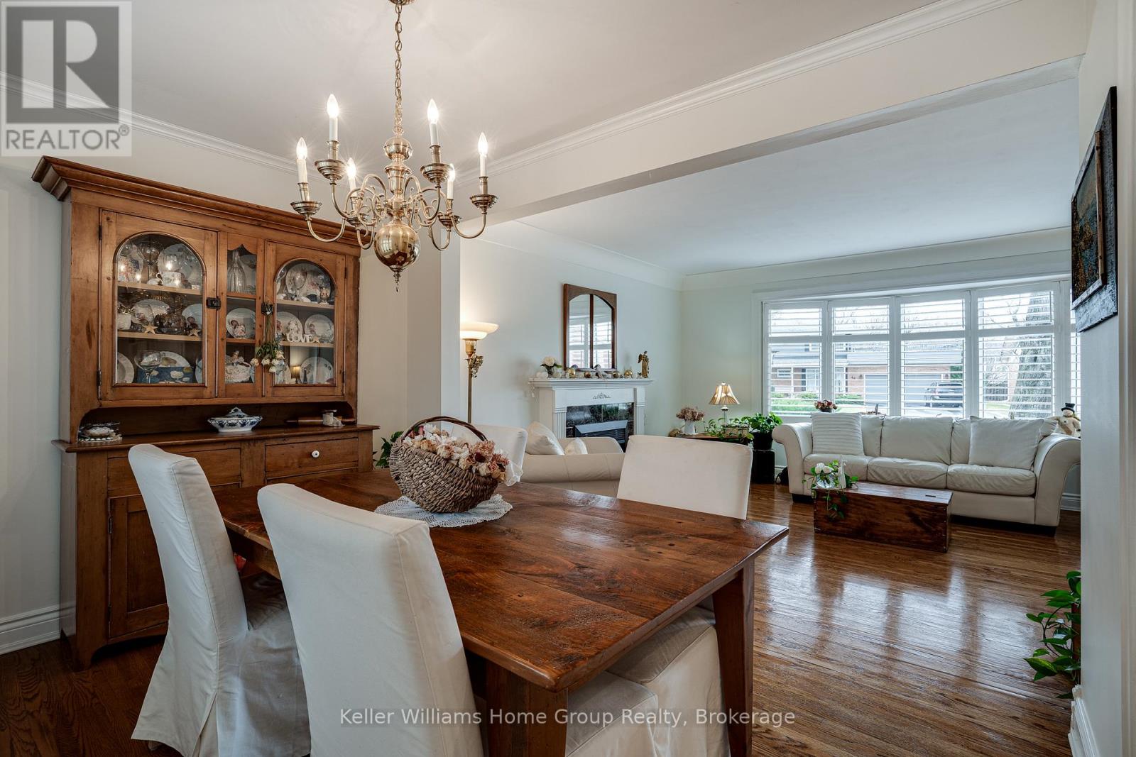 Single Family House Bungalow for Sale in  EDGEWOOD AVENUE Hamilton (Sherwood) 