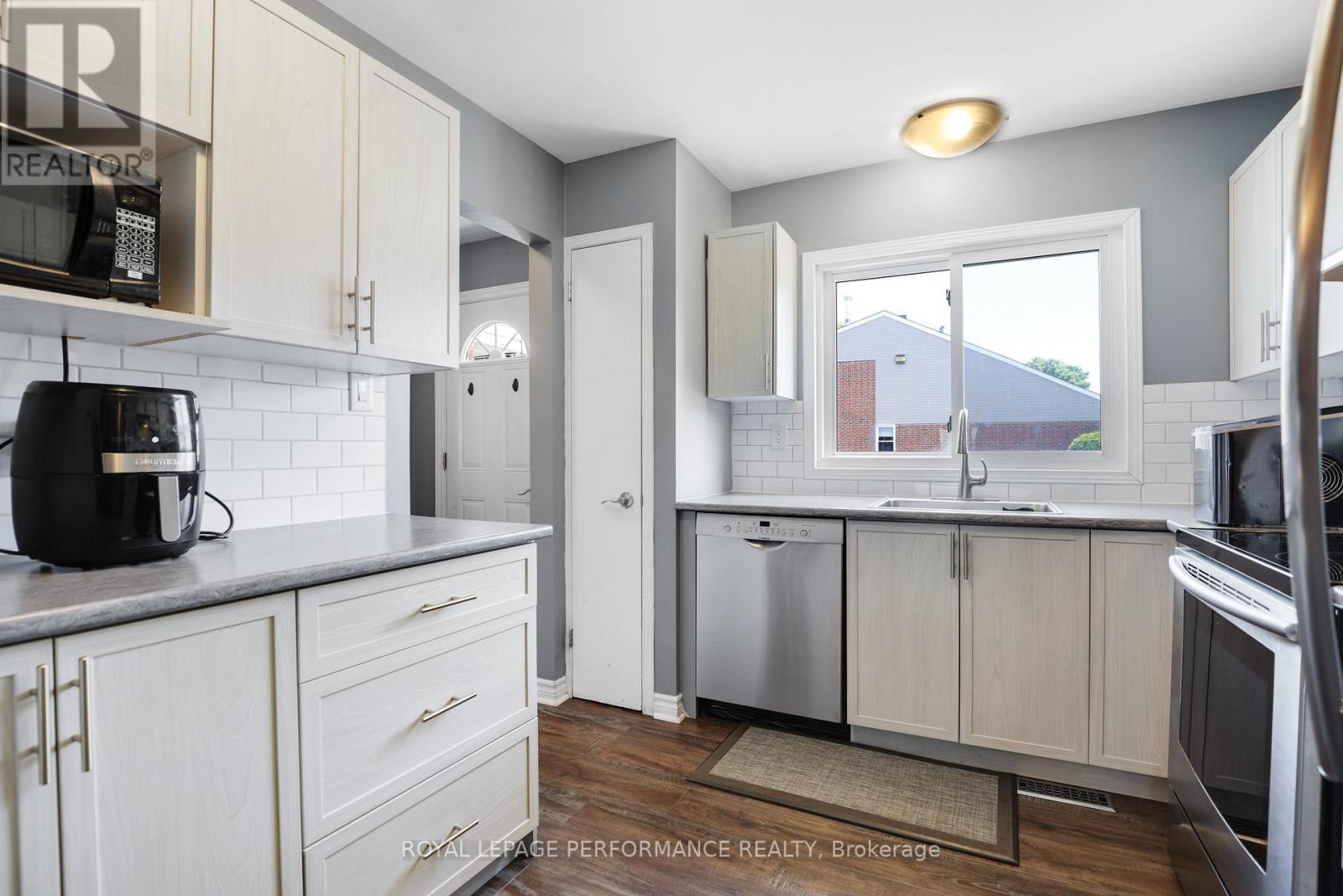 Photo 7 of 1962 Kelden Crescent, Ottawa ON
