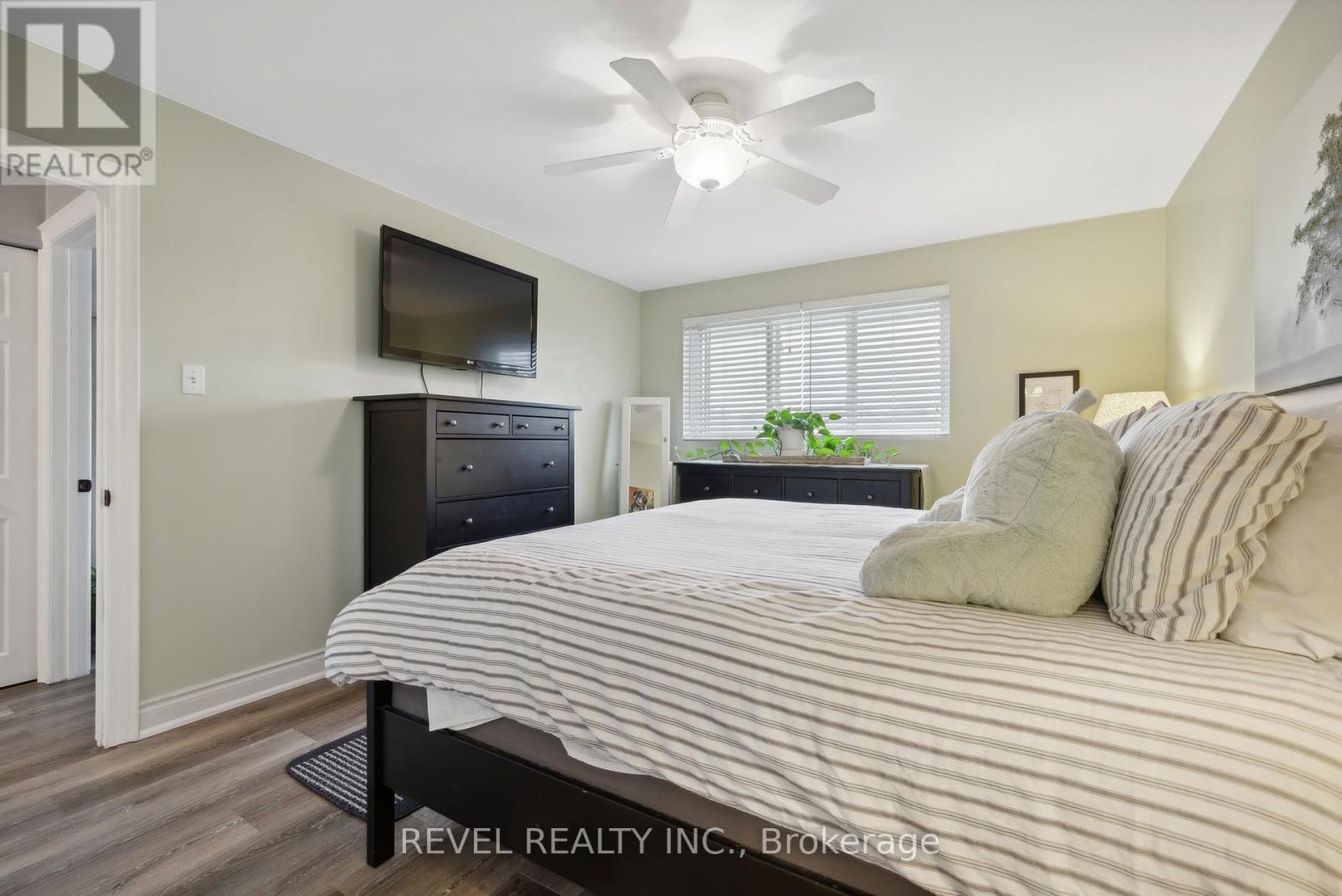 Photo 11 of 93 Willowridge Road, Toronto ON
