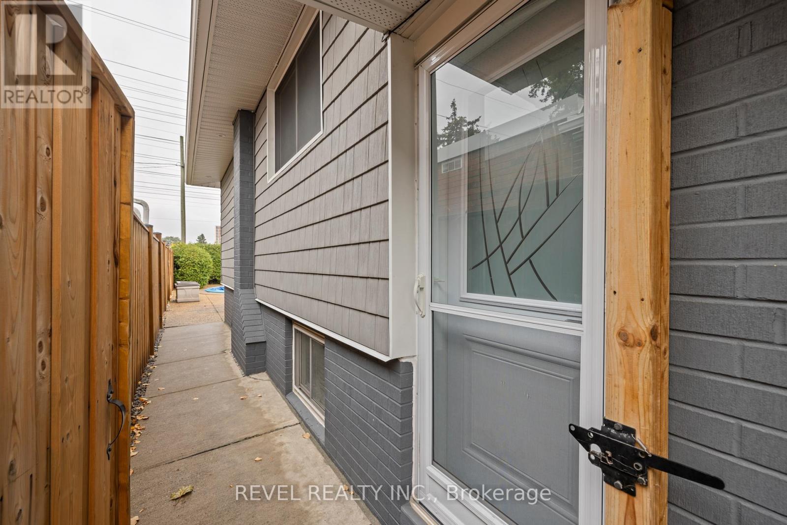 Photo 19 of 93 Willowridge Road, Toronto ON