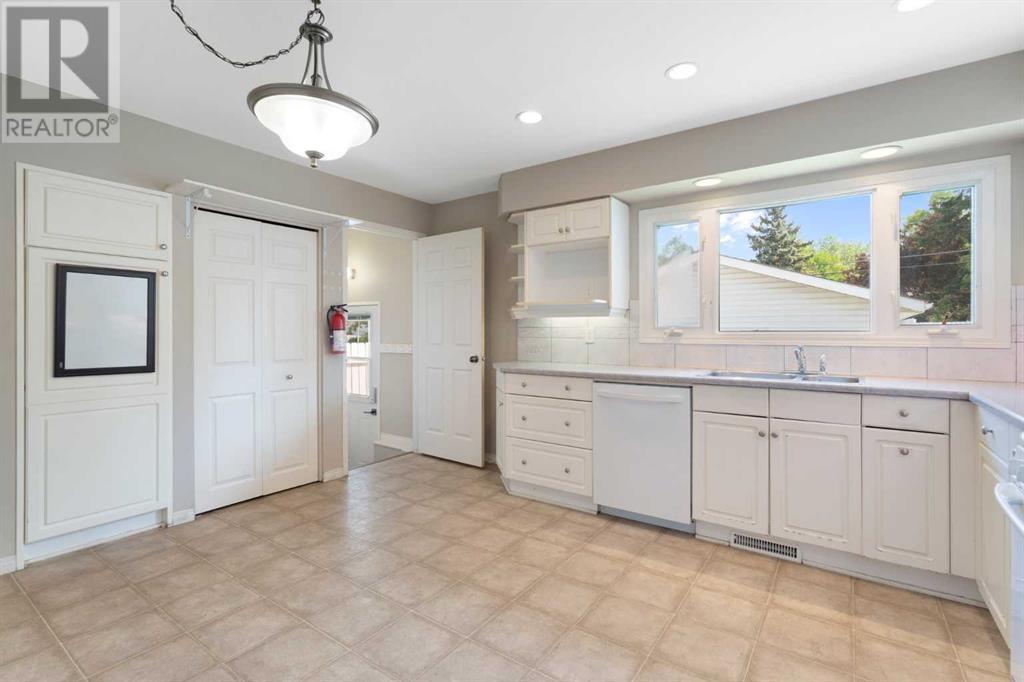 Single Family House Bungalow for Sale in  Hollyburn Road SW Haysboro Calgary 