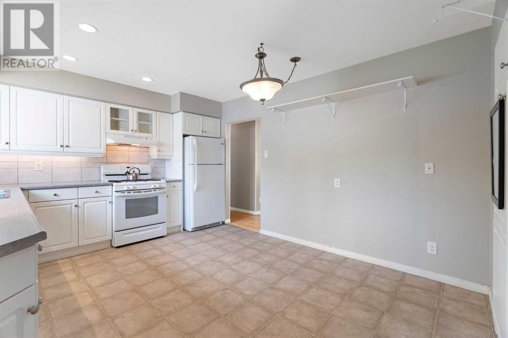 Single Family House Bungalow for Sale in  Hollyburn Road SW Haysboro Calgary 