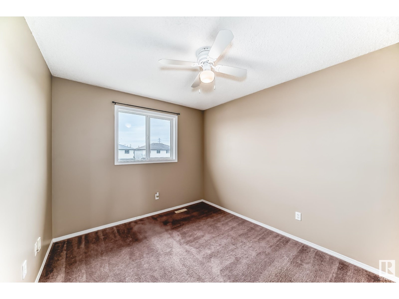 Photo 10 of 3018 30 Av Nw, Edmonton AB