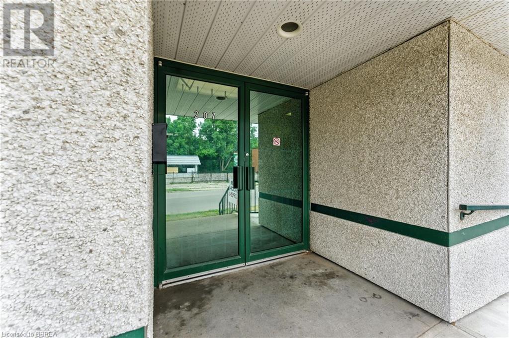 Photo 5 of 207 Greenwich Street, Brantford ON