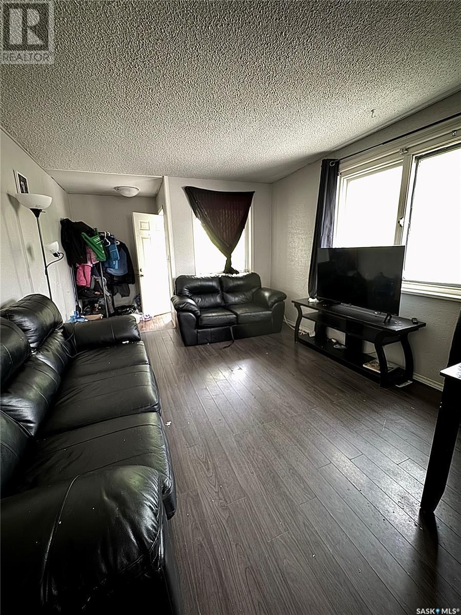 Photo 2 of 1001 Robinson Street, Regina SK