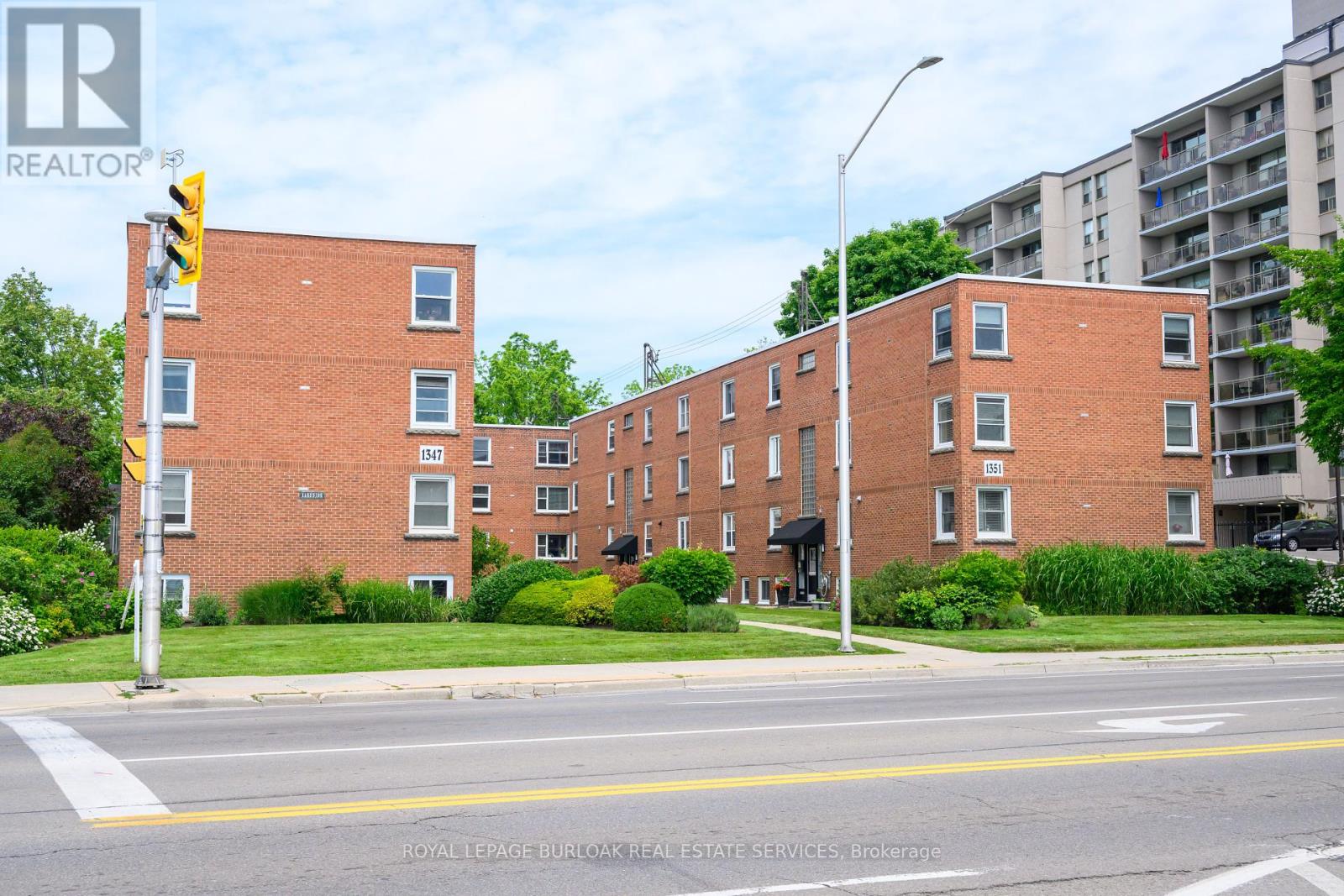 Photo 10 of 24 1347 Lakeshore Road, Burlington ON