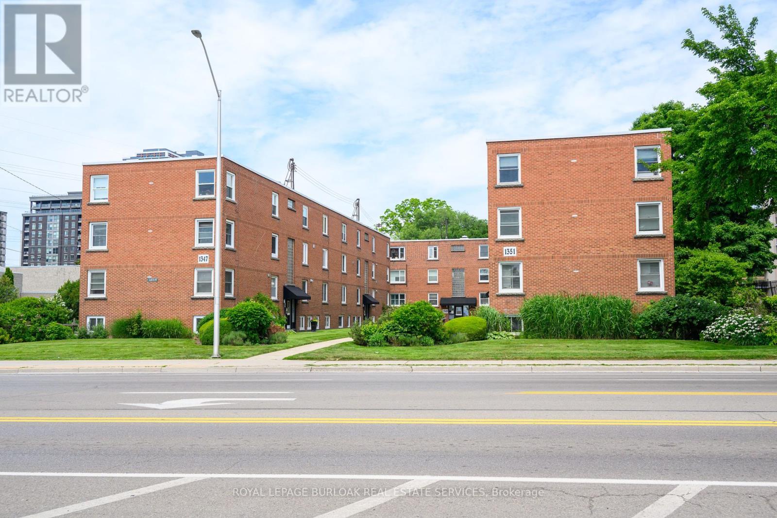 Photo 11 of 24 1347 Lakeshore Road, Burlington ON