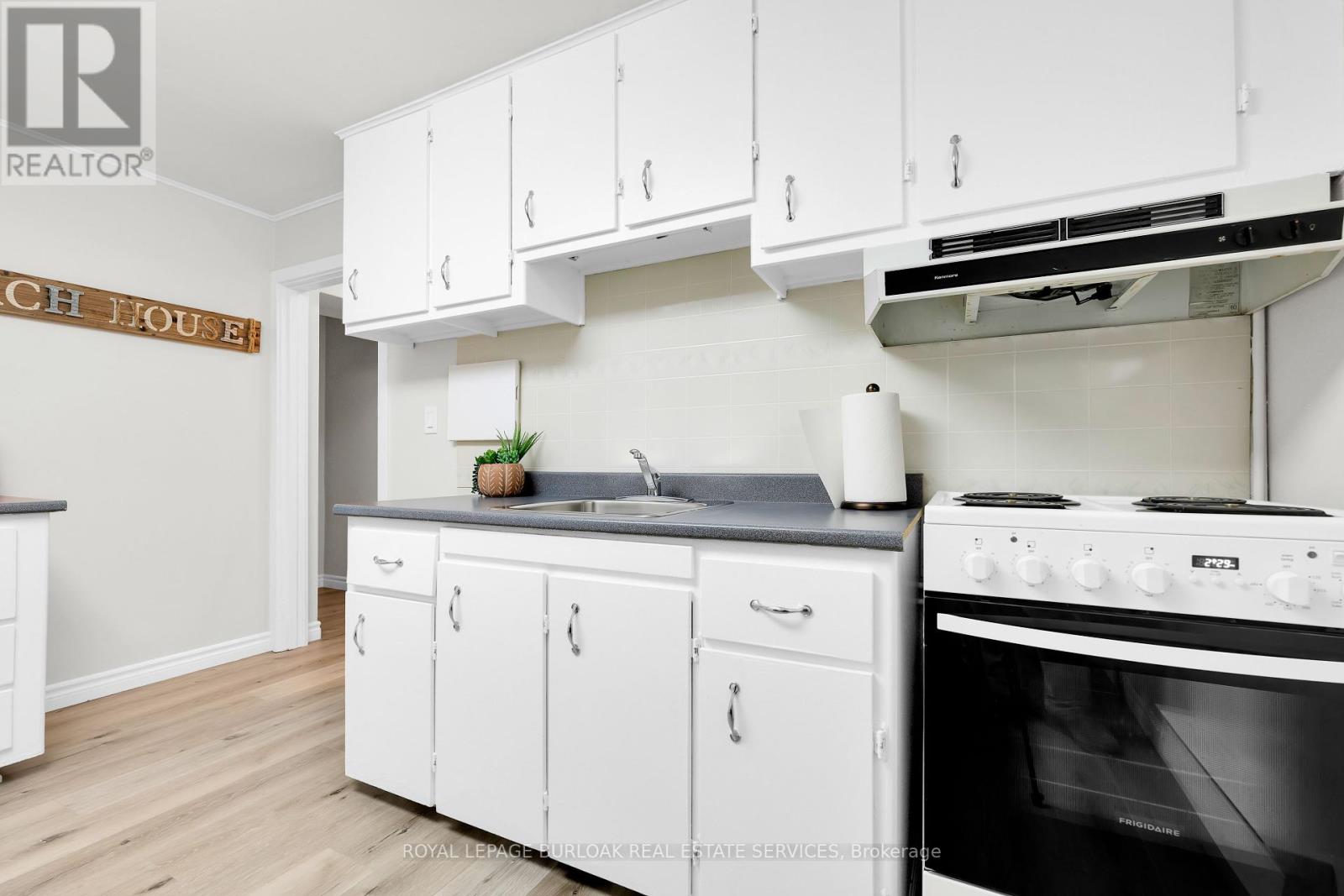 Photo 20 of 24 1347 Lakeshore Road, Burlington ON