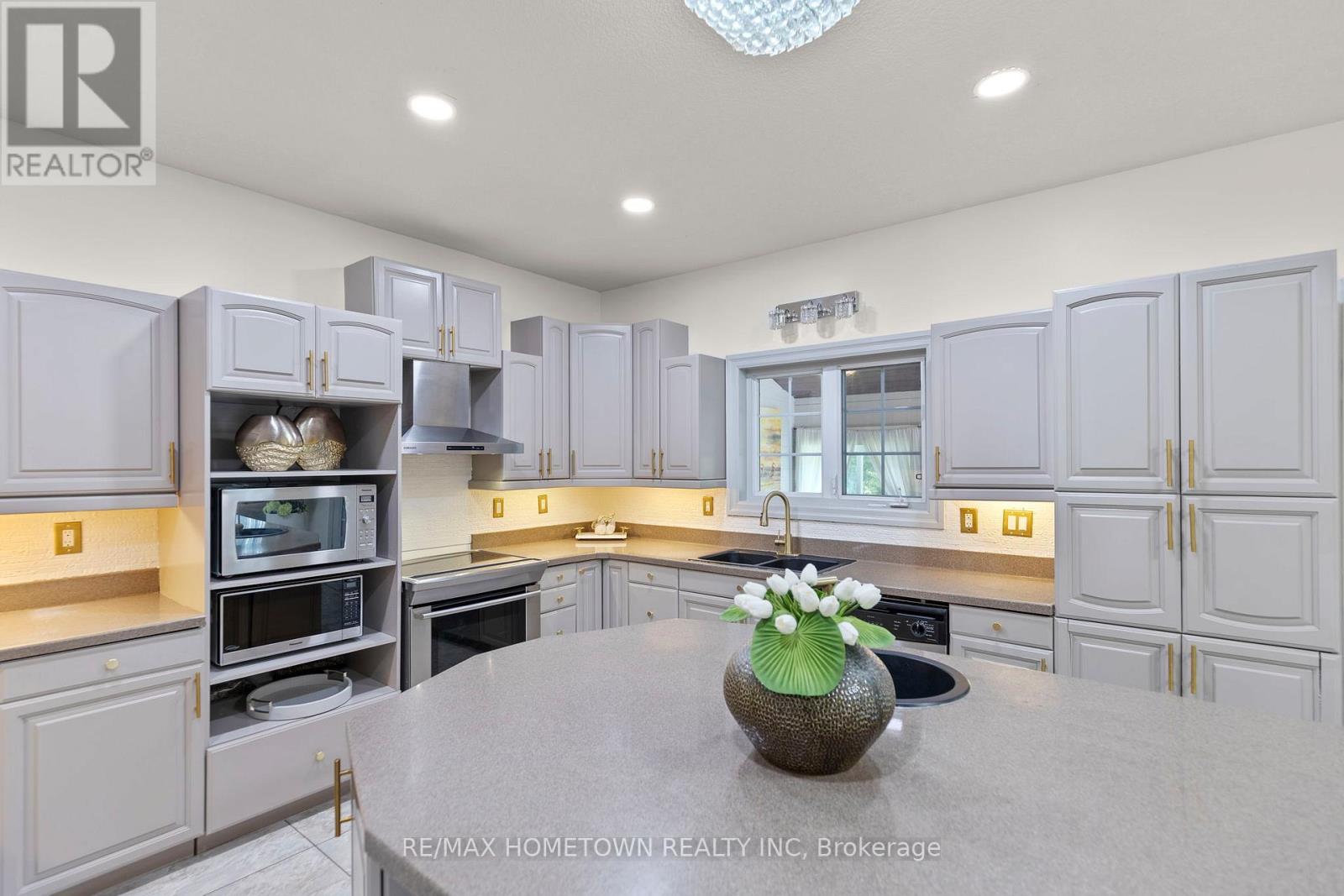Photo 9 of 1020 Crestwood Drive, Brockville ON