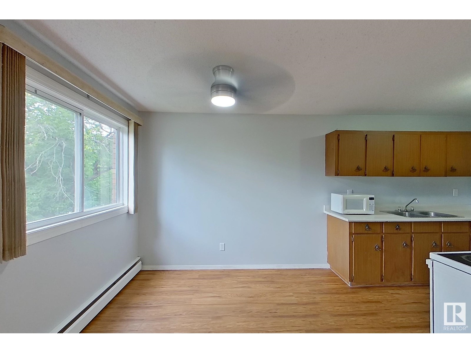 Photo 5 of 306 10725 111 St Nw, Edmonton AB