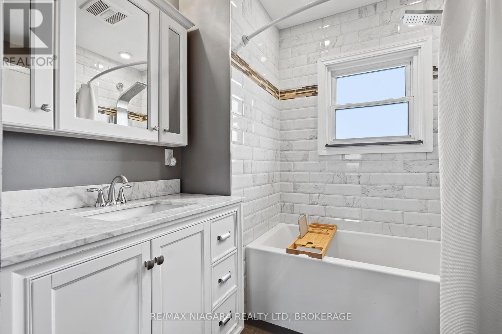 Photo 9 of 201 Knoll Street, Port Colborne ON
