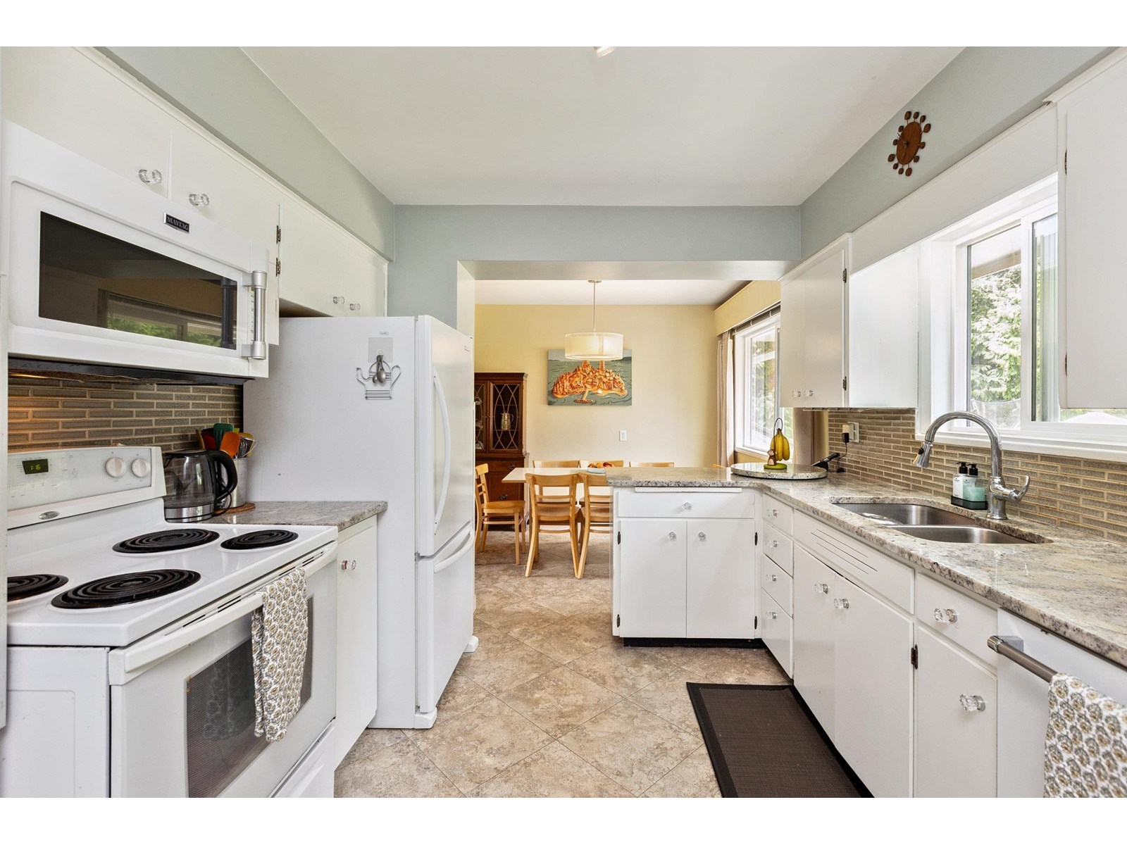 Photo 11 of 14093 Magdalen Avenue, White Rock BC